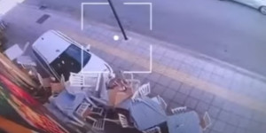 Αγρίνιο: Η στιγμή που ΙΧ παίρνει... παραμάζωμα τραπεζοκαθίσματα σε κατάστημα εστίασης - Βίντεο Αγρίνιο: Η στιγμή που ΙΧ παίρνει... παραμάζωμα τραπεζοκαθίσματα σε κατάστημα εστίασης - Βίντεο