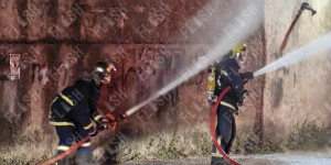 Υπό μερικό έλεγχο η μεγάλη φωτιά σε αποθήκες στον Κολωνό - Ολονύχτια μάχη έδωσε η Πυροσβεστική Υπό μερικό έλεγχο η μεγάλη φωτιά σε αποθήκες στον Κολωνό - Ολονύχτια μάχη έδωσε η Πυροσβεστική