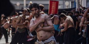 Ασούρα: Αναβίωσε στον Πειραιά το αιματηρό μουσουλμανικό έθιμο του αυτομαστιγώματος - Σκληρές εικόνες Ασούρα: Αναβίωσε στον Πειραιά το αιματηρό μουσουλμανικό έθιμο του αυτομαστιγώματος - Σκληρές εικόνες