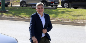 O Φαραντούρης τα έκανε μαντάρα - Τον αδειάζει ο Φάμελλος για την «κυβέρνηση ειδικού σκοπού» O Φαραντούρης τα έκανε μαντάρα - Τον αδειάζει ο Φάμελλος για την «κυβέρνηση ειδικού σκοπού»