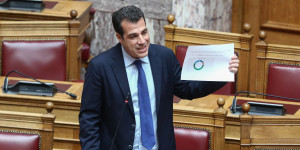 Πλεύρης: Επανεξέταση των αιτήσεων ασύλου και των παροχών σε όλους τους μετανάστες Πλεύρης: Επανεξέταση των αιτήσεων ασύλου και των παροχών σε όλους τους μετανάστες