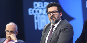 O Καλπαδάκης ετοιμάζεται για Βιέννη και τα ήπιε με φίλους και τον Τσίπρα O Καλπαδάκης ετοιμάζεται για Βιέννη και τα ήπιε με φίλους και τον Τσίπρα
