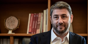 Μήνυμα Ανδρουλάκη για πολιτική αλλαγή και «καρφιά» στον πρωθυπουργό ότι «προσποιείται τον ανήξερο» Μήνυμα Ανδρουλάκη για πολιτική αλλαγή και «καρφιά» στον πρωθυπουργό ότι «προσποιείται τον ανήξερο»