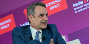 Μητσοτάκης στον Economist: «Στο δημοψήφισμα η Ελλάδα έφτασε ένα βήμα πριν την έξοδο από το ευρώ» Μητσοτάκης στον Economist: «Στο δημοψήφισμα η Ελλάδα έφτασε ένα βήμα πριν την έξοδο από το ευρώ»