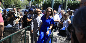 Στη Βουλή η Μαρία Καρυστιανού: Κατέθεσε τις 1,3 εκατ. υπογραφές - «Να σταματήσει η ατιμωρησία» Στη Βουλή η Μαρία Καρυστιανού: Κατέθεσε τις 1,3 εκατ. υπογραφές - «Να σταματήσει η ατιμωρησία»