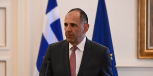 Γεραπετρίτης–Χαφτάρ: Συζητήθηκαν μεταναστευτικό, θαλάσσιες ζώνες - «Μας συνδέουν κοινές παραδόσεις» Γεραπετρίτης–Χαφτάρ: Συζητήθηκαν μεταναστευτικό, θαλάσσιες ζώνες - «Μας συνδέουν κοινές παραδόσεις»