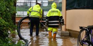 Στα δυο η Ιταλία: Πλημμύρες «σαρώνουν» τον βορρά - Παραλίγο τραγωδία με λουόμενο - «Ψήνεται» ο νότος Στα δυο η Ιταλία: Πλημμύρες «σαρώνουν» τον βορρά - Παραλίγο τραγωδία με λουόμενο - «Ψήνεται» ο νότος