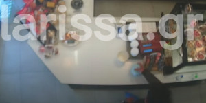 Άρπαξε το κουτί με τα φιλοδωρήματα και έφυγε σαν κύριος - Βίντεο με το απίστευτο σκηνικό σε καφέ Άρπαξε το κουτί με τα φιλοδωρήματα και έφυγε σαν κύριος - Βίντεο με το απίστευτο σκηνικό σε καφέ