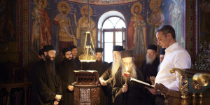 Ο Κυριάκος Μητσοτάκης στην Σιμωνόπετρα: Απαγγέλει το «Πιστεύω» και το «Πάτερ ημών» Ο Κυριάκος Μητσοτάκης στην Σιμωνόπετρα: Απαγγέλει το «Πιστεύω» και το «Πάτερ ημών»