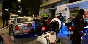 Επεισοδιακή σύλληψη διαρρηκτών στη Γλυφάδα - Ο ένας επιτέθηκε με κατσαβίδι σε αστυνομικό Επεισοδιακή σύλληψη διαρρηκτών στη Γλυφάδα - Ο ένας επιτέθηκε με κατσαβίδι σε αστυνομικό