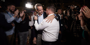 Δραπετσώνα: Δείπνο σε χαλαρό κλίμα μεταξύ Μητσοτάκη και Χαρδαλιά Δραπετσώνα: Δείπνο σε χαλαρό κλίμα μεταξύ Μητσοτάκη και Χαρδαλιά