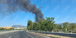 Φωτιά σε εργοστάσιο πλαστικών στη Ριτσώνα: Mήνυμα του 112 - «Κλείστε πόρτες και παράθυρα» Φωτιά σε εργοστάσιο πλαστικών στη Ριτσώνα: Mήνυμα του 112 - «Κλείστε πόρτες και παράθυρα»