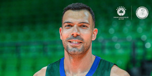 Ο Σλούκας παρουσίασε τη φανέλα του Παναθηναϊκού για το τουρνουά «Παύλος Γιαννακόπουλος» Ο Σλούκας παρουσίασε τη φανέλα του Παναθηναϊκού για το τουρνουά «Παύλος Γιαννακόπουλος»