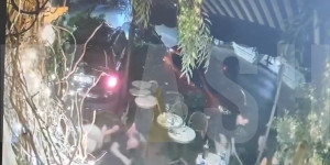Κολωνάκι: Η στιγμή που το SUV πέφτει πάνω στο εστιατόριο - Βίντεο ντοκουμέντο Κολωνάκι: Η στιγμή που το SUV πέφτει πάνω στο εστιατόριο - Βίντεο ντοκουμέντο