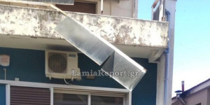 Τεράστιο κομμάτι κάγκελου με τζάμι κρεμόταν πάνω από τα κεφάλια περαστικών στη Λαμία Τεράστιο κομμάτι κάγκελου με τζάμι κρεμόταν πάνω από τα κεφάλια περαστικών στη Λαμία