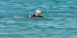 Συγκινητικό βίντεο: Γάλλος τουρίστας έπεσε στη θάλασσα για να σώσει γατάκι που κινδύνευε Συγκινητικό βίντεο: Γάλλος τουρίστας έπεσε στη θάλασσα για να σώσει γατάκι που κινδύνευε