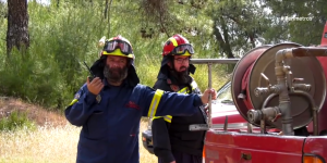 Ιερείς στη Λέσβο πέφτουν με τα… ράσα στις φωτιές για να σώσουν περιουσίες Ιερείς στη Λέσβο πέφτουν με τα… ράσα στις φωτιές για να σώσουν περιουσίες