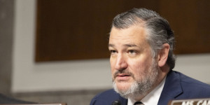 Σάλος με γερουσιαστή του Τέξας: Έβγαζε φωτογραφίες στον Παρθενώνα, ενώ η περιοχή «πνιγόταν» Σάλος με γερουσιαστή του Τέξας: Έβγαζε φωτογραφίες στον Παρθενώνα, ενώ η περιοχή «πνιγόταν»