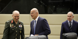 Δένδιας: Θητεία μόνο στον Στρατό Ξηράς με νέα εκπαίδευση, αυξήσεις στην αποζημίωση των οπλιτών Δένδιας: Θητεία μόνο στον Στρατό Ξηράς με νέα εκπαίδευση, αυξήσεις στην αποζημίωση των οπλιτών