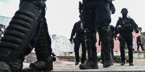 Πειραιάς: Επεισοδιακή καταδίωξη με πυροβολισμούς-Εξαρθρώθηκε κύκλωμα που έφερνε κοκαΐνη σε κοντέινερ Πειραιάς: Επεισοδιακή καταδίωξη με πυροβολισμούς-Εξαρθρώθηκε κύκλωμα που έφερνε κοκαΐνη σε κοντέινερ