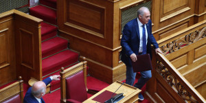 Βουλή: Ο Βελόπουλος αποχώρησε από τη συζήτηση για τον Καραμανλή αφού πρώτα έβρισε τον Κώστα Σημίτη.. Βουλή: Ο Βελόπουλος αποχώρησε από τη συζήτηση για τον Καραμανλή αφού πρώτα έβρισε τον Κώστα Σημίτη..