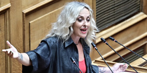 Και τραγούδι στη Βουλή: Η Τζώρτζια Κεφαλά σε...εποχές των «Μπλε», τραγούδησε την «Κιβωτό» της Βιτάλη Και τραγούδι στη Βουλή: Η Τζώρτζια Κεφαλά σε...εποχές των «Μπλε», τραγούδησε την «Κιβωτό» της Βιτάλη