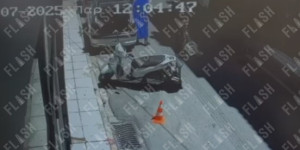Αγία Παρασκευή: Ο δολοφόνος με μπλε κουβέρτα στο κεφάλι λίγο πριν την εκτέλεση του καθηγητή - Βίντεο Αγία Παρασκευή: Ο δολοφόνος με μπλε κουβέρτα στο κεφάλι λίγο πριν την εκτέλεση του καθηγητή - Βίντεο