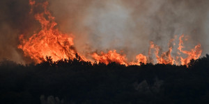 Ολονύχτια μάχη με τη φωτιά στην Κορινθία - Ζημιές σε σπίτια, 2 συλλήψεις για εργασίες μέσα στο δάσος Ολονύχτια μάχη με τη φωτιά στην Κορινθία - Ζημιές σε σπίτια, 2 συλλήψεις για εργασίες μέσα στο δάσος