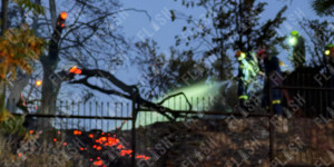Υπό έλεγχο η φωτιά στο λόφο Φιλοθέης - Ξέσπασε από έκρηξη μετασχηματιστή Υπό έλεγχο η φωτιά στο λόφο Φιλοθέης - Ξέσπασε από έκρηξη μετασχηματιστή