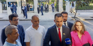 Προεδρικό: Συνοδός του Χαρίτση «έφαγε πόρτα» - Αποχώρησε οργισμένος ο πρόεδρος της Νέας Αριστεράς Προεδρικό: Συνοδός του Χαρίτση «έφαγε πόρτα» - Αποχώρησε οργισμένος ο πρόεδρος της Νέας Αριστεράς