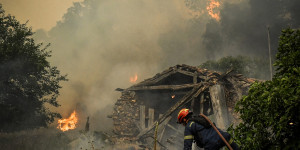 Φενεός: Συναγερμός από αναζωπύρωση - Το ευχαριστήριο μήνυμα κατοίκου προς την Πυροσβεστική Φενεός: Συναγερμός από αναζωπύρωση - Το ευχαριστήριο μήνυμα κατοίκου προς την Πυροσβεστική