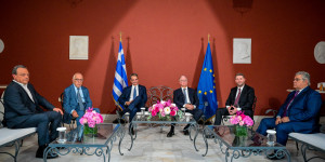 Προεδρικό Μέγαρο: Μπαράζ διαρροών για τους «καυτούς» διαλόγους και την άβολη συνάντηση στο κιόσκι Προεδρικό Μέγαρο: Μπαράζ διαρροών για τους «καυτούς» διαλόγους και την άβολη συνάντηση στο κιόσκι