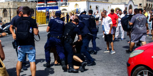 ΕΛΑΣ για τις συλλήψεις διαδηλωτών στη Ρόδο: «Δεν υπήρξε αναίτια βία, επιτέθηκαν σε αστυνομικούς» ΕΛΑΣ για τις συλλήψεις διαδηλωτών στη Ρόδο: «Δεν υπήρξε αναίτια βία, επιτέθηκαν σε αστυνομικούς»