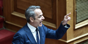 Μητσοτάκης κατά Ανδρουλάκη: Κακέκτυπο του ΠΑΣΟΚ του '80 χωρίς το χάρισμα του Ανδρέα Παπανδρέου Μητσοτάκης κατά Ανδρουλάκη: Κακέκτυπο του ΠΑΣΟΚ του '80 χωρίς το χάρισμα του Ανδρέα Παπανδρέου