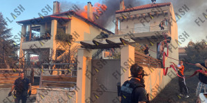 Φωτιά στη Δροσοπηγή: Δραματικές εικόνες με σπίτια παραδομένα στις φλόγες - Δείτε βίντεο Φωτιά στη Δροσοπηγή: Δραματικές εικόνες με σπίτια παραδομένα στις φλόγες - Δείτε βίντεο
