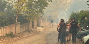 Δεκάδες απεγκλωβισμοί από τη φωτιά στο Κρυονέρι: Βίντεο με αστυνομικούς να απομακρύνουν κατοίκους Δεκάδες απεγκλωβισμοί από τη φωτιά στο Κρυονέρι: Βίντεο με αστυνομικούς να απομακρύνουν κατοίκους