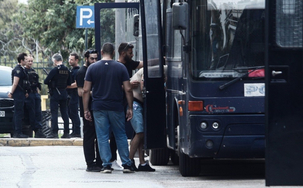 Απολογίες στους ανακριτές των πρώτων κατηγορουμένων για την επίθεση έξω από το γήπεδο της ΑΕΚ και τη δολοφονία του 29χρονου στη Νέα Φιλαδέλφεια, Κυριακή 13 Αυγούστου 2023. 
(ΣΩΤΗΡΗΣ ΔΗΜΗΤΡΟΠΟΥΛΟΣ/EUROKINISSI)