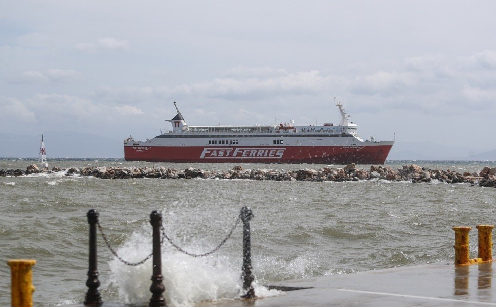 ΤΑΛΑΙΠΩΡΙΑ ΓΙΑ ΤΟΥΣ ΕΠΙΒΑΤΕΣ ΤΟΥ ΠΛΟΙΟΥ FAST FERRIES ANDROS ΠΟΥ ΠΕΡΙΜΕΝΕΙ ΣΤΟ ΑΓΚΥΡΟΒΟΛΙΟ ΕΞΩ ΑΠΟ ΤΟ ΛΙΜΑΝΙ ΤΗΣ ΡΑΦΗΝΑΣ. (ΘΑΝΑΣΗΣ ΔΗΜΟΠΟΥΛΟΣ / EUROKINISSI)