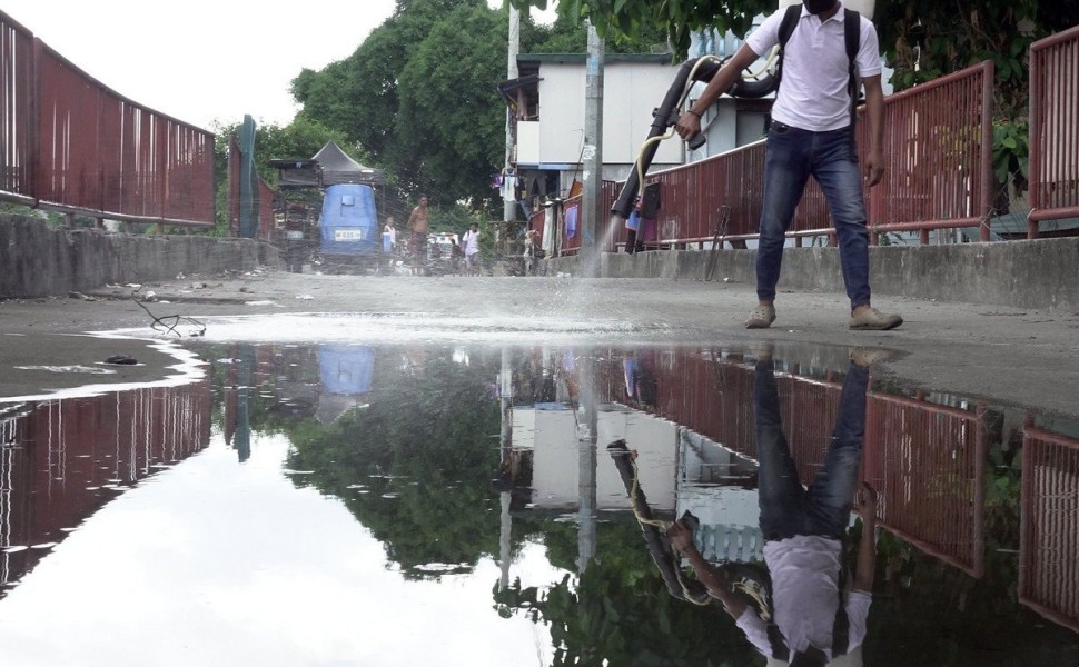 epaselect epa06016059 A Filipino pest exterminator sprays chemicals to eradicate mosquitos as part of intensive anti-dengue campaign of the Pest Exterminators Association of the Philippines (PEAP) at a slum area in Manila, Philippines, 08 June 2017. Amid 