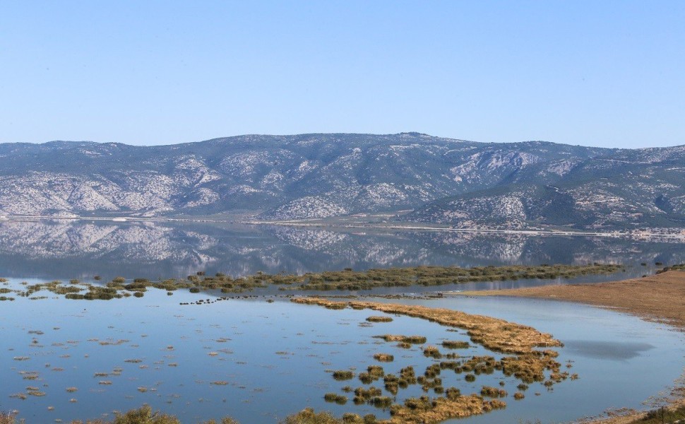 ΑΝΕΒΑΣΜΕΝΑ ΤΑ ΝΕΡΑ ΣΤΗ ΛΙΜΝΗ ΚΑΡΛΑ (ΛΕΩΝΙΔΑΣ ΤΖEΚΑΣ/EUROKINISSI)