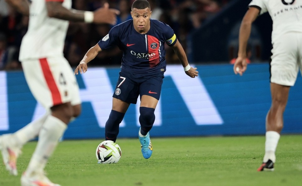 epa10863301 Paris Saint Germain's Kylian Mbappe (C) in action during the French Ligue 1 soccer match between Paris Saint-Germain and OGC Nice in Paris, France, 15 September 2023. EPA/CHRISTOPHE PETIT TESSON epa10863301 Paris Saint Germain's Kylian Mbappe (C) in action during the French Ligue 1 soccer match between Paris Saint-Germain and OGC Nice in Paris, France, 15 September 2023. EPA/CHRISTOPHE PETIT TESSON