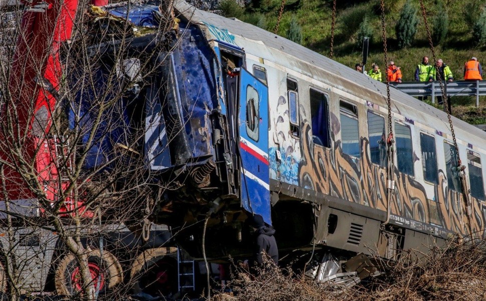 Συνεχίζονται οι έρευνες των σωστικών συνεργείων για τους αγνοούμενους στα συντρίμμια των δύο αμαξοστοιχιών που συγκρούστηκαν στα Τέμπη. Παρασκευή 3 Μαρτίου 2023 (ΛΕΩΝΙΔΑΣ ΤΖΕΚΑΣ/EUROKINISSI)