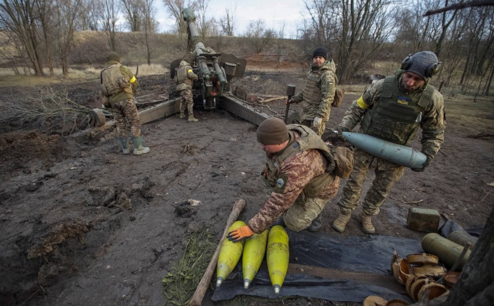 Ukrainian servicemen prepare cannon shells before firing them towards positions of Russian troops, amid Russia's attack on Ukraine, in Donetsk region, Ukraine January 1, 2023.  REUTERS/Anna Kudriavtseva