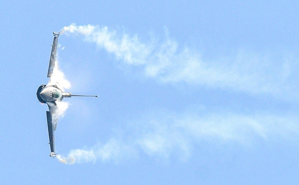 epa10824023 A F16 fighter jet performs during the Air Show Radom 2023 International Air Show at the airport in Radom, Poland, 27 August 2023. This year's event is held under the slogan 'Invincible in the skies'.  EPA/Radek Pietruszka POLAND OUT