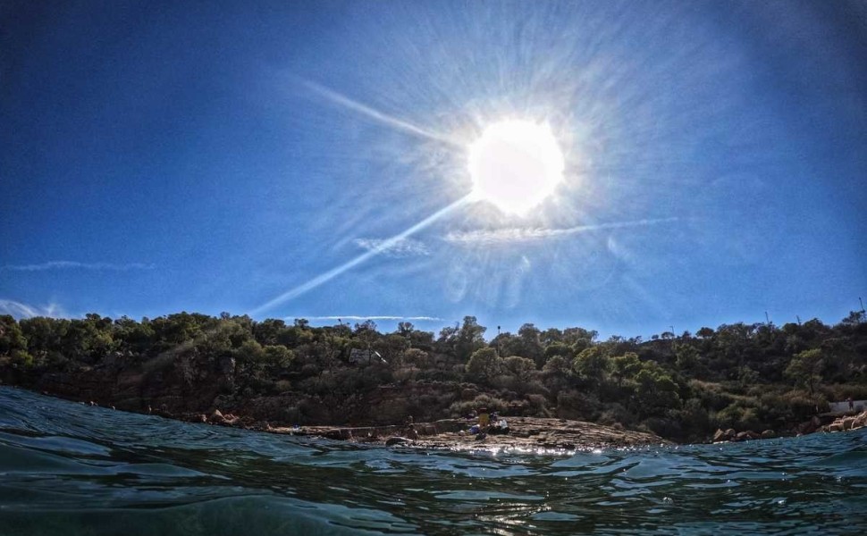 Στιγμιότυπο από παραλία στο Καβούρι Αττικής. 
(ΓΙΩΡΓΟΣ ΚΟΝΤΑΡΙΝΗΣ/EUROKINISSI)