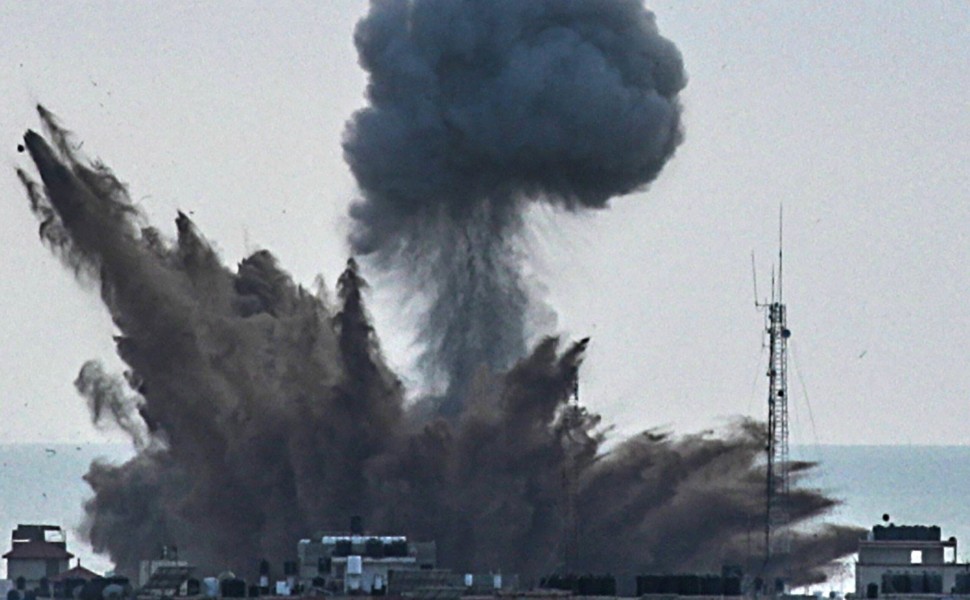 epa10908406 Smoke rises after an Israeli air strike in the southern Gaza City, 08 October 2023. Israeli air strikes, in retaliation for the 07 October Hamas attacks on Israel, have killed 413 people in the Gaza Strip, with almost 2,300 wounded, according epa10908406 Smoke rises after an Israeli air strike in the southern Gaza City, 08 October 2023. Israeli air strikes, in retaliation for the 07 October Hamas attacks on Israel, have killed 413 people in the Gaza Strip, with almost 2,300 wounded, according