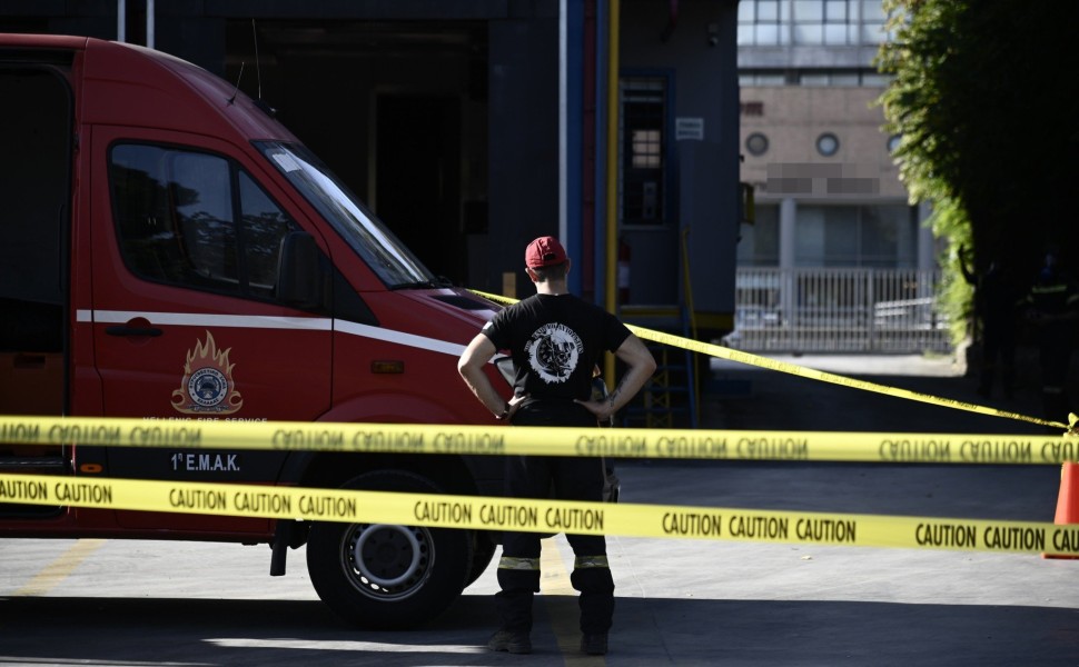 Επιχείρηση της Πυροσβεστικής για διαρροή αμμωνίας σε επιχείρηση στο Ρέντη (φωτο: INTIME)