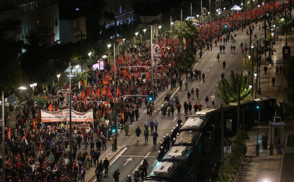 Εικόνα από την πορεία για το Πολυτεχνεείο (φωτο: ΑΠΕ-ΜΠΕ/ΑΛΕΞΑΝΔΡΟΣ ΜΠΕΛΤΕΣ)