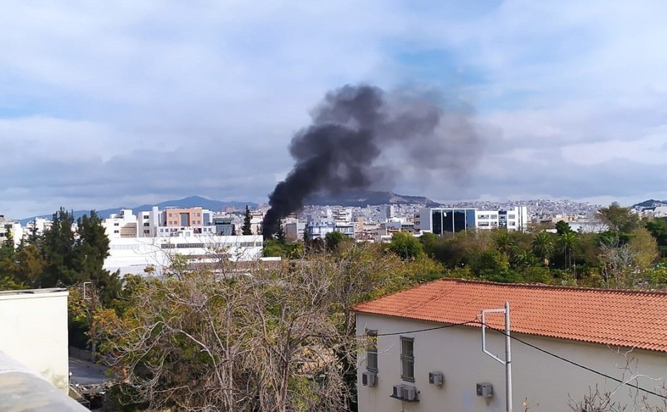 Μαύροι καπνοί υψώνονται από τη φωτιά σε κάδους έξω απο τη Γεωπονική / Πηγή: Facebook