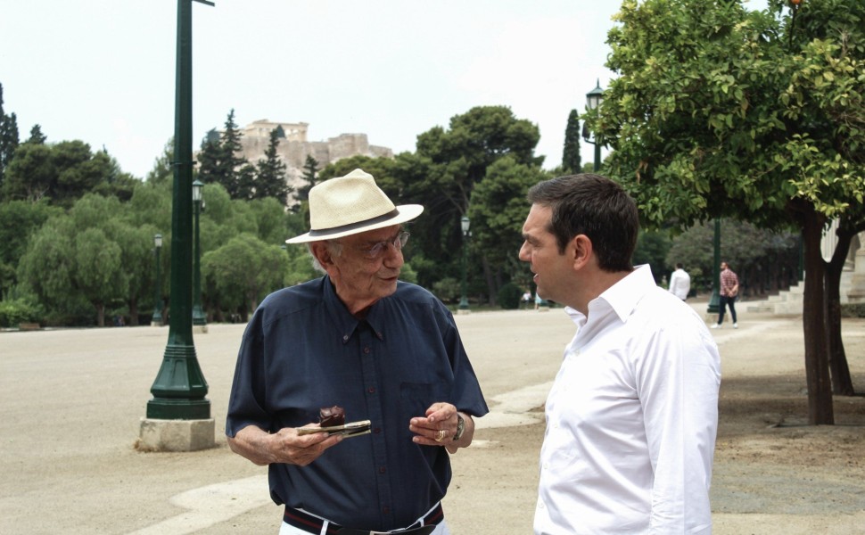 Ο Βασίλης Βασιλικός με τον Αλέξη Τσίπρα (φωτο: Eurokinissi)